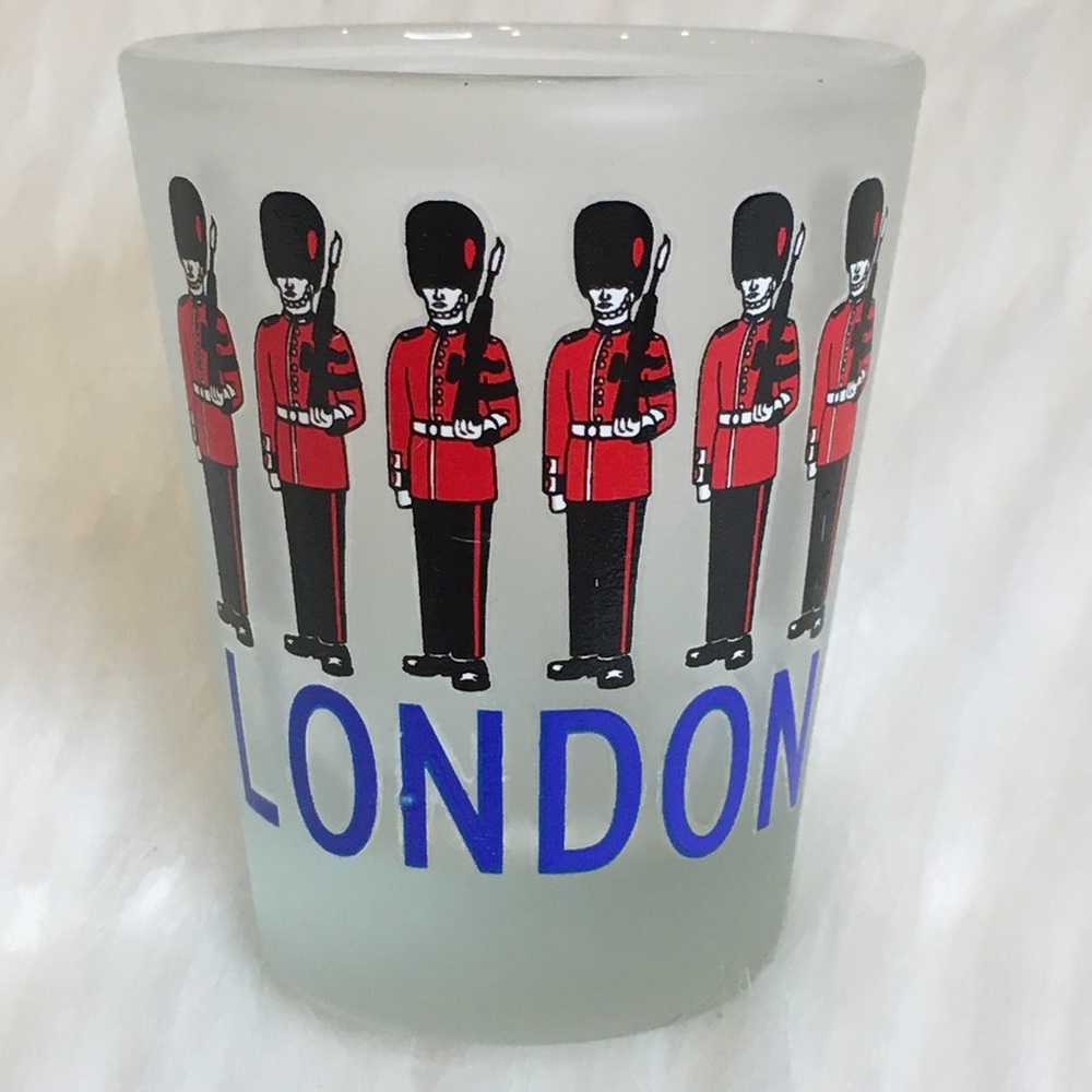 LONDON Guards Shot Glass